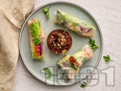 Пролетни рулца със скариди, краставица, пресен лук и билки и фъстъчен сос - снимка на рецептата